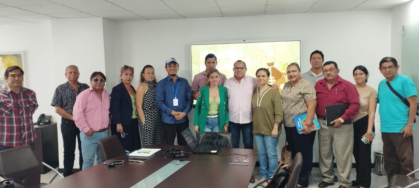 Participantes de una capacitación de FUNDABIS en sala de reuniones