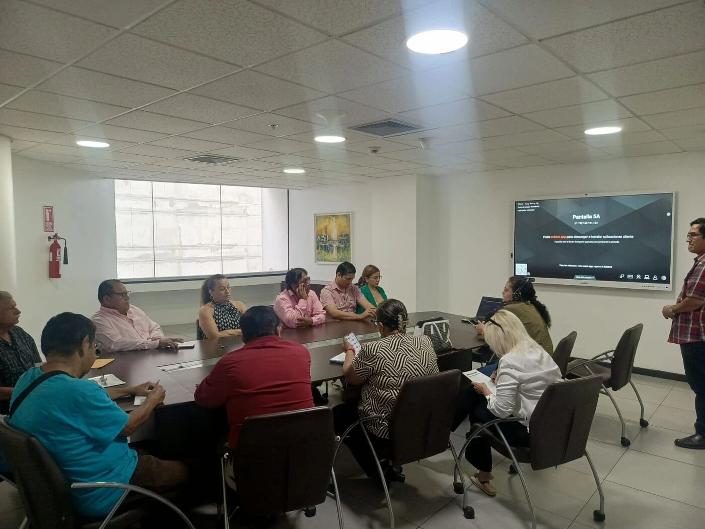 Participantes atendiendo una capacitación de FUNDABIS en sala de reuniones